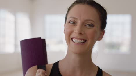 Retrato-Hermosa-Mujer-Caucásica-Riendo-Disfrutando-De-Una-Clase-De-Yoga-Practicando-Un-Estilo-De-Vida-Saludable-En-El-Gimnasio