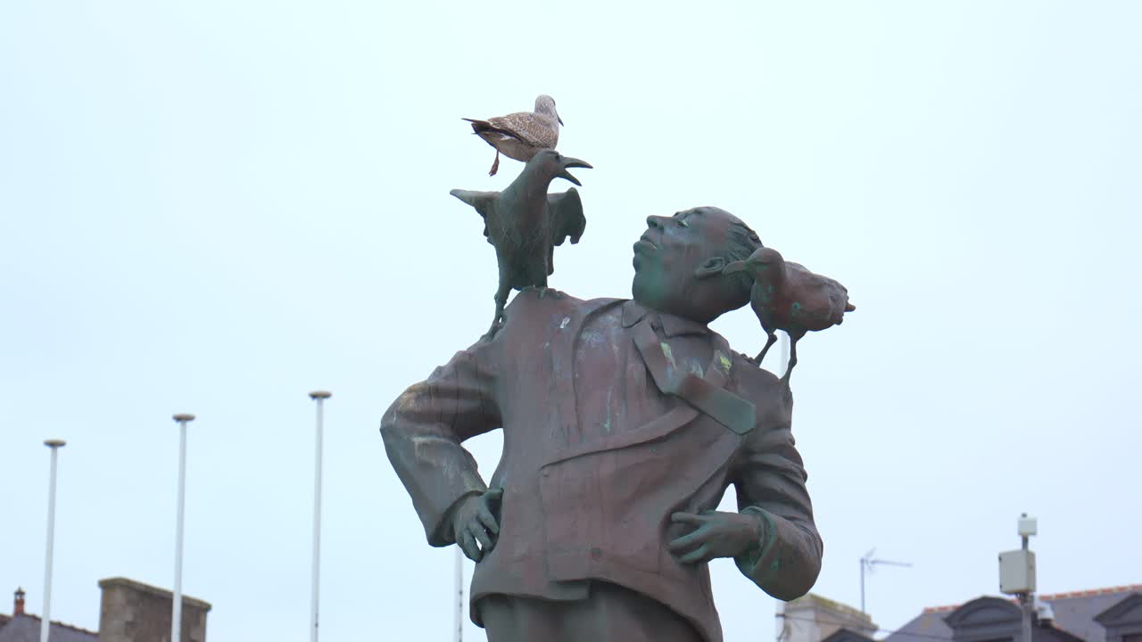 A medium daytime shot of the Alfred Hitchcock statue in Dinard, France. Captured in winter under a grey sky, the scene reflects the filmmaker’s iconic presence and the town’s cinematic charm.