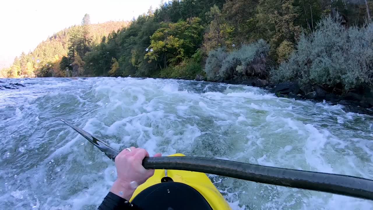 Kayak in acque bianche su un'onda da surf fluviale