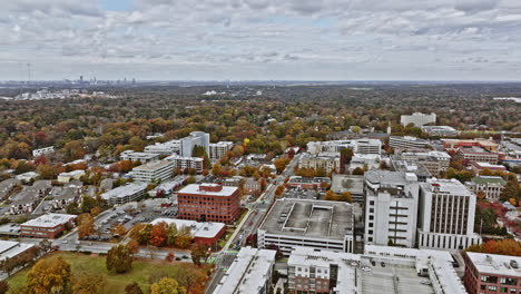 Vista-Aérea-Panorámica-De-Gran-Angular-V740-De-Atlanta-Que-Captura-El-Paisaje-Urbano-Del-Centro-De-Decatur-Con-Hermosos-árboles-De-Follaje-Otoñal-Durante-La-Temporada-De-Otoño---Rodada-Con-Mavic-3-Cine---Noviembre-De-2021