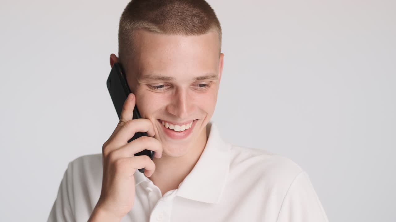 웃는 남자가 전화로 얘기하고 있어