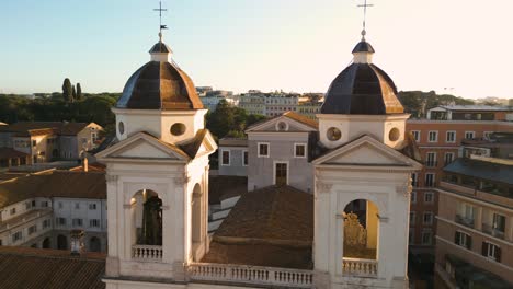 Drone-Vuela-Por-Encima-De-La-Plaza-De-España,-La-Iglesia-Trinita-Dei-Monti