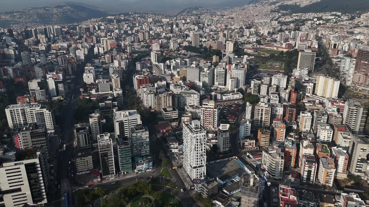 drone video vista aérea imágenes de quito amanecer temprano ciudad capital de ecuador la carolina parque tráfico catedral metropolitana de quito horizonte sudamericano