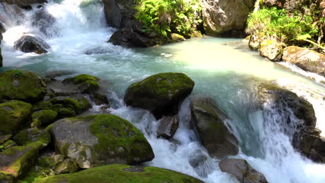 Hermoso-Río-De-Montaña-áspera-Que-Fluye