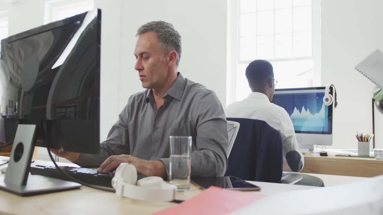 hombre de negocios trabajando en la computadora