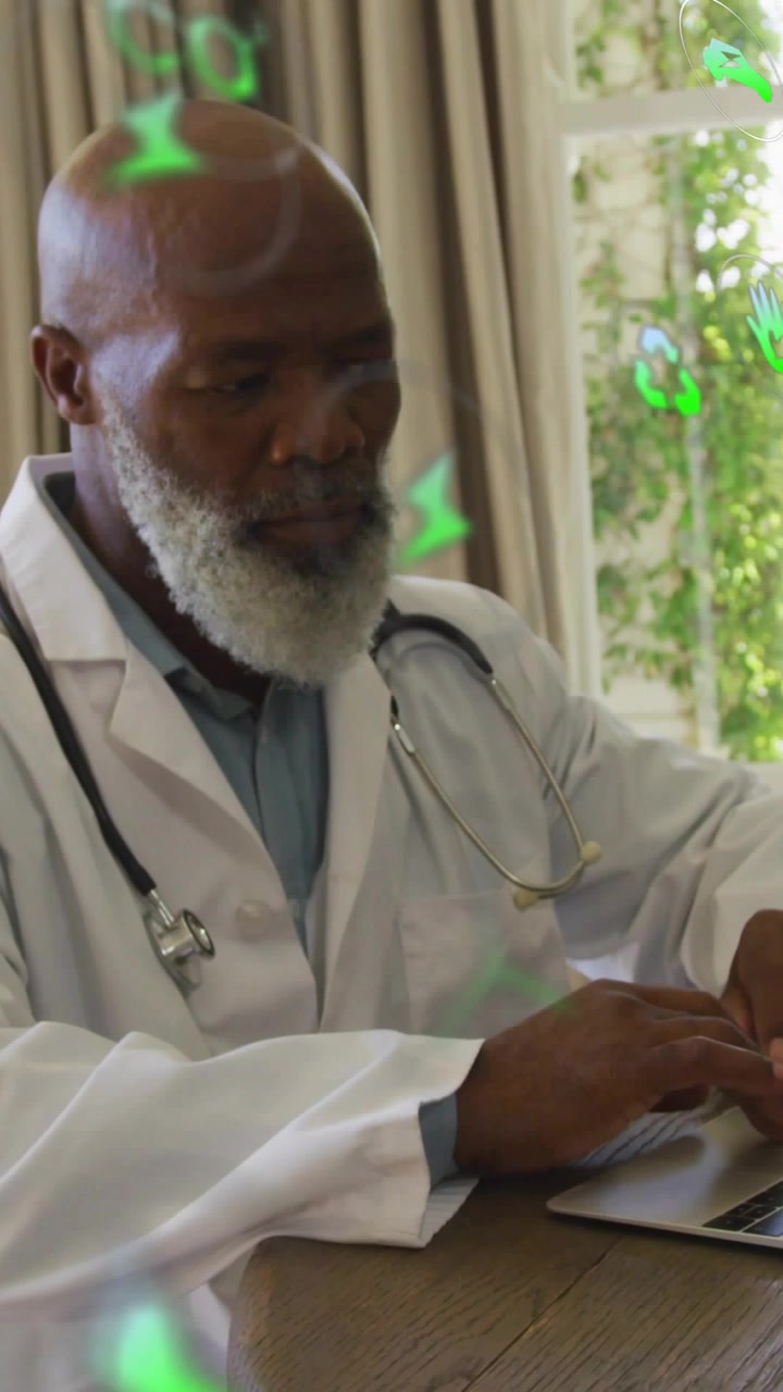 Video verticale: Medico anziano seduto, con icone verdi che appaiono vicino al viso e alle mani, provocando la digitazione.
