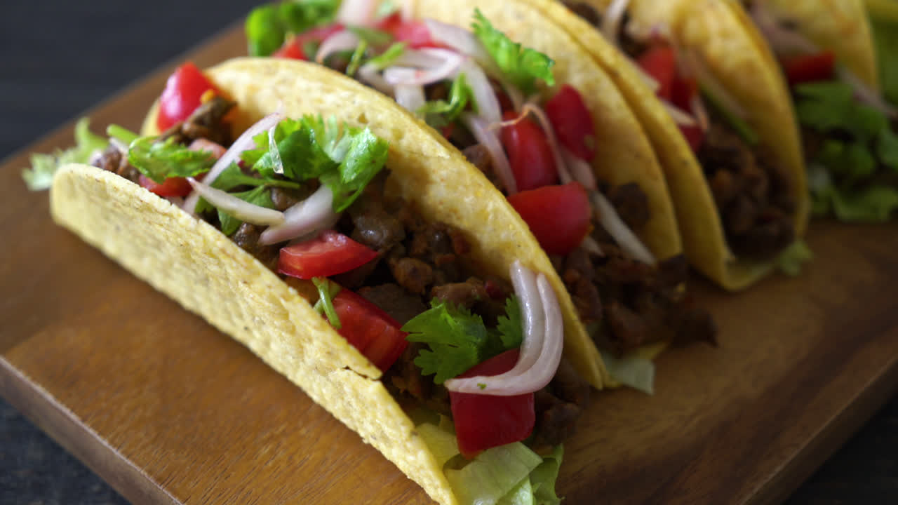 tacos con carne y verduras - estilo de comida mexicana