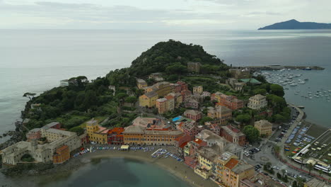 Sestri-Levante,-Una-Impresionante-Ciudad-Costera-En-Liguria,-Italia,-Capturada-Desde-Arriba,-Mostrando-Coloridos-Edificios,-Un-Puerto-Sereno-Con-Barcos-Y-Exuberantes-Colinas-Verdes.