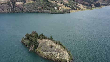 Vista-Aérea-De-La-Isla-En-La-Laguna-De-Tota,-El-Lago-Más-Grande-De-Boyacá-En-Colombia