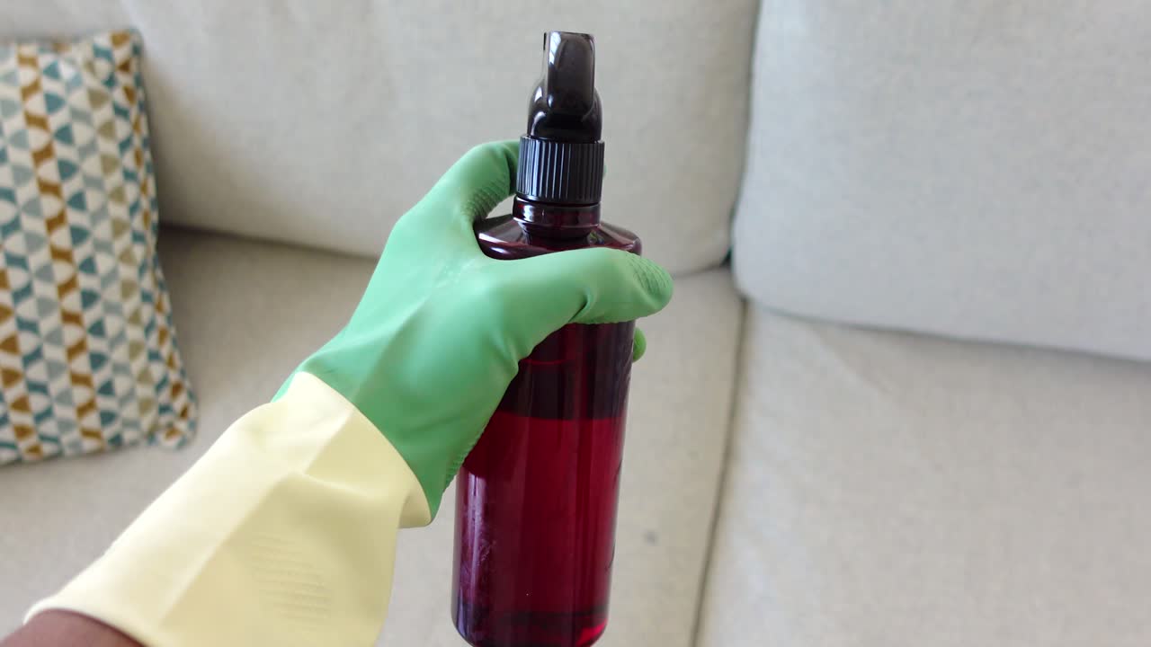 Cleaning spray bottle with glove