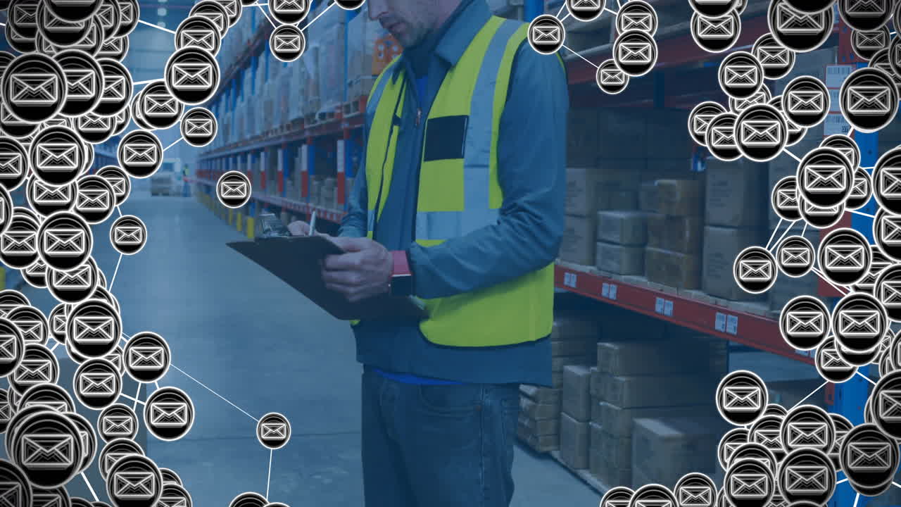 animación de iconos de los medios sobre trabajador caucásico en un almacén