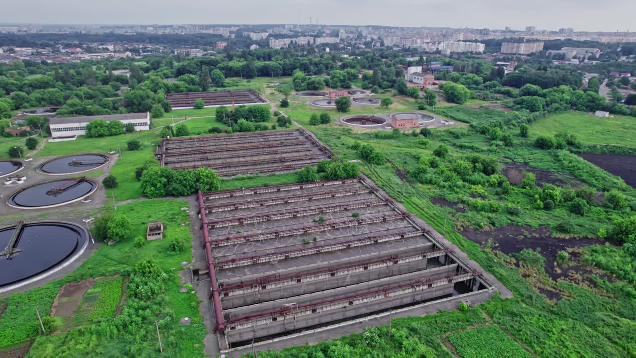 위쪽 에서 볼 수 있는 하수 청소 공장 의 거대 한 복합 시설