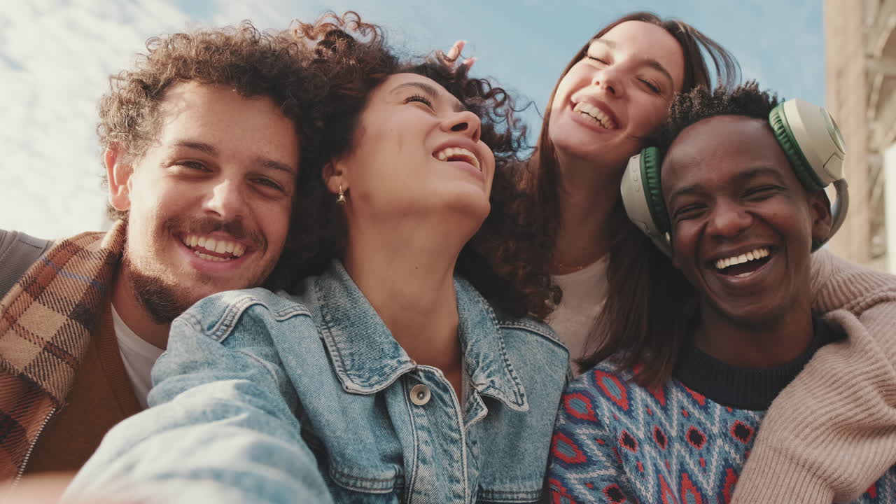 Un gruppo di amici che si fanno un selfie all'aperto
