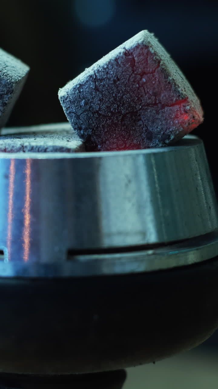 carbón de leña caliente en un cuenco