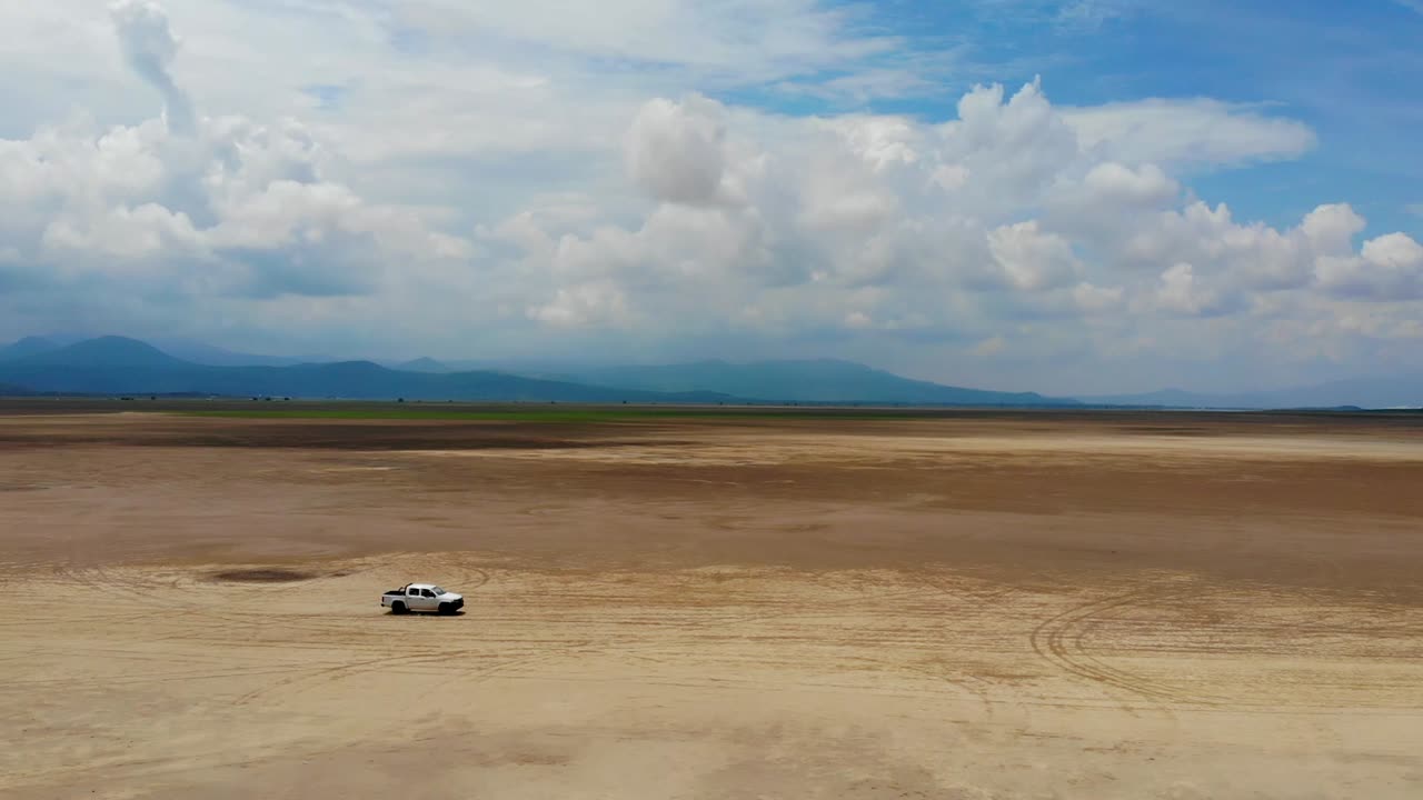 사막의 오프로드 픽업 트럭, 드론 샷