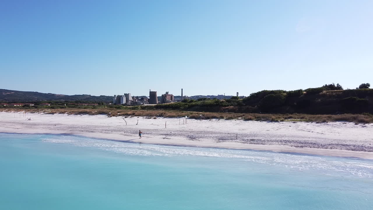 rosignano solvay, spiagge bianche의 공중 빠르게 접근하는 배경 산업 전망