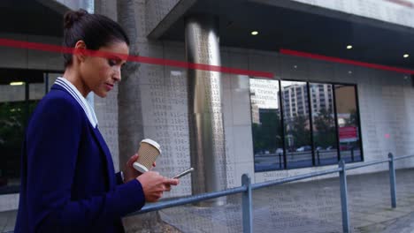 animación del procesamiento de datos sobre una mujer de negocios biracial que usa un teléfono inteligente en la calle