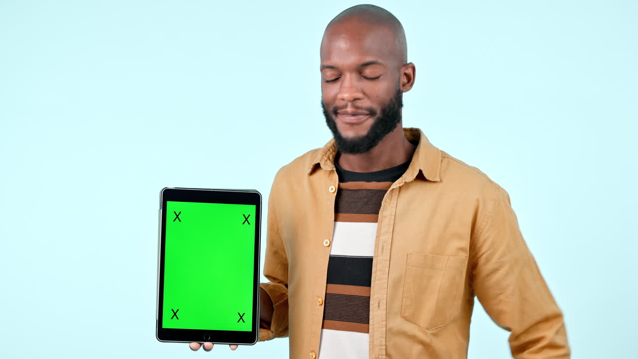 tableta, pantalla verde y un hombre en el estudio