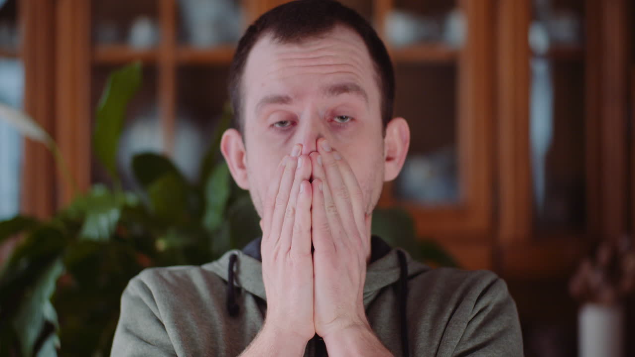 온도 기침을 가진 재채기 약한 젊은이