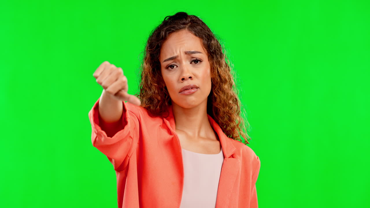 chica, estudio y pulgares hacia abajo por la pantalla verde