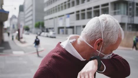 Hombre-Caucásico-En-La-Calle-Usando-Una-Máscara-Facial-Contra-El-Coronavirus