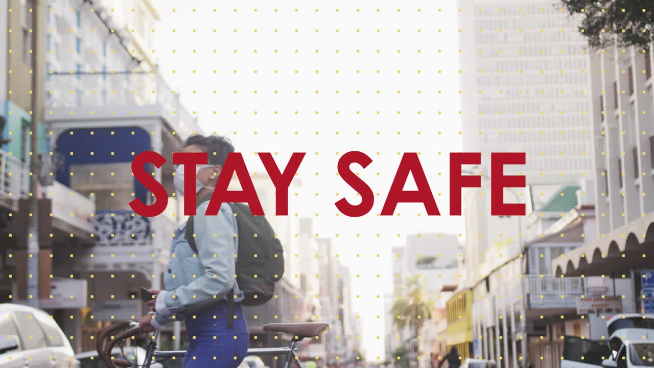 길거리를  ⁇ 고 있는 얼굴 마스크를 쓰고 있는 아시아 여성에 대한 사회적 거리두기 메시지의 애니메이션