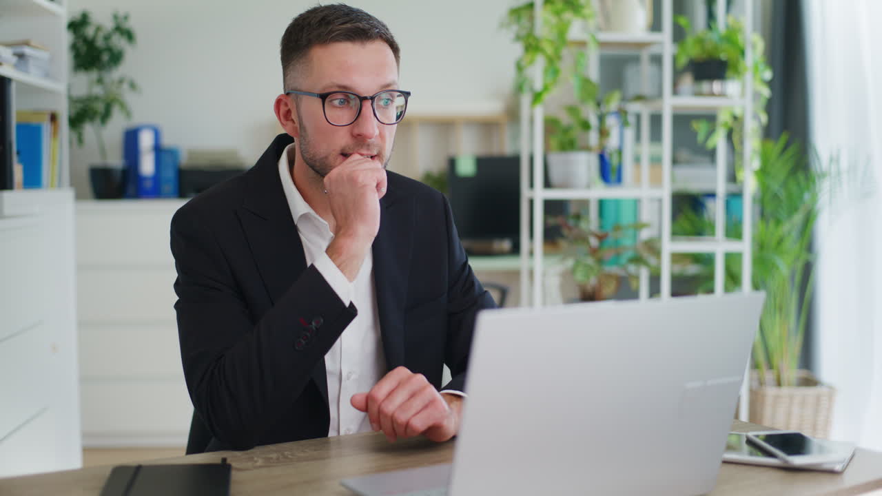 un hombre de negocios hablando por video con un cliente.