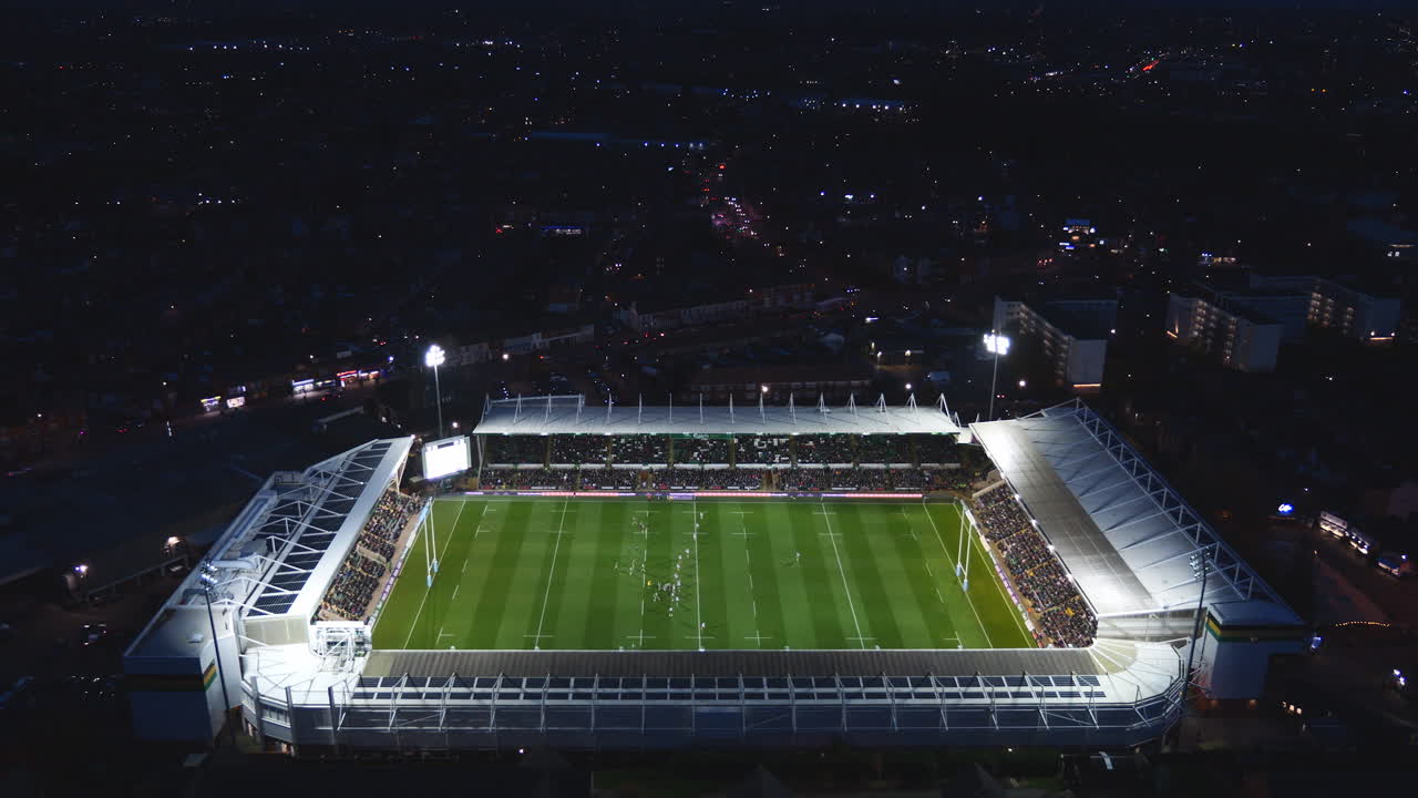 club de rugby de los santos de northampton en la noche