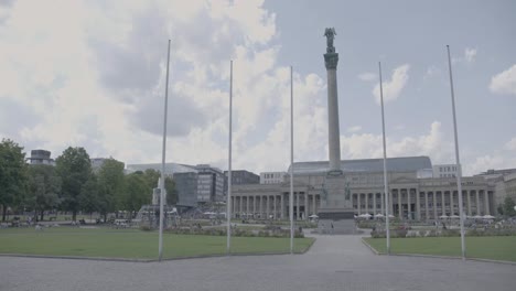 Vistas-A-Stuttgart-Schlossplatz-En-Un-Día-Nublado-De-Verano-Hacia-Königsbau