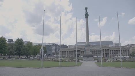 vistas de stuttgart schlossplatz en un día nublado de verano hacia königsbau