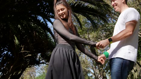 una pareja bailando en un parque.