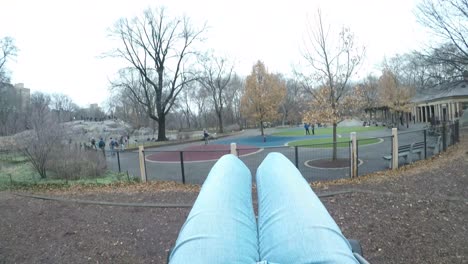 Niña-Columpiándose-En-El-Parque-De-Otoño