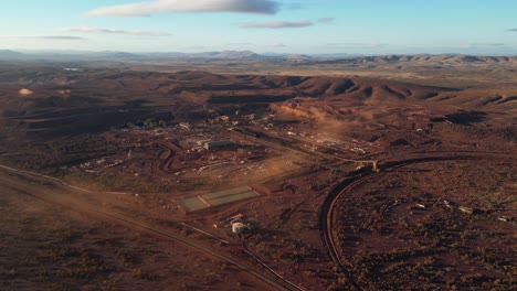 el sitio de la mina de marandoo en australia occidental durante el día, primer plano aéreo