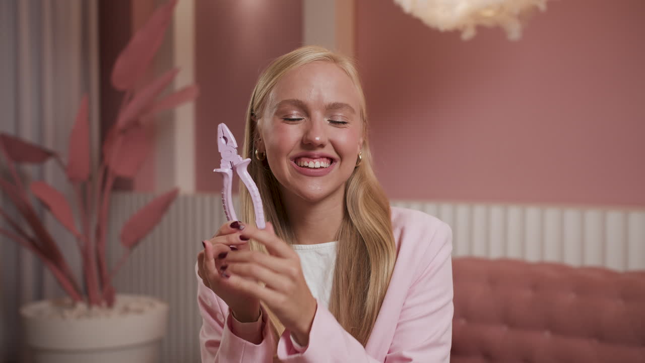 집에 있는 행복한 금발 소녀