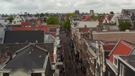 Antena-De-Avance-Lento-Sobre-La-Calle-Típica-De-Amsterdam-Con-Gente-De-Compras