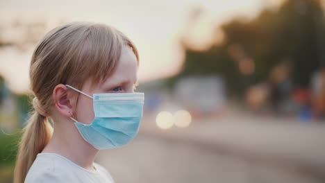 Ein-Kind-In-Einem-Schützenden-Mullverband-Steht-In-Der-Nähe-Einer-Staubigen-Autobahn-Gesundheits--Und-Ökologieprobleme