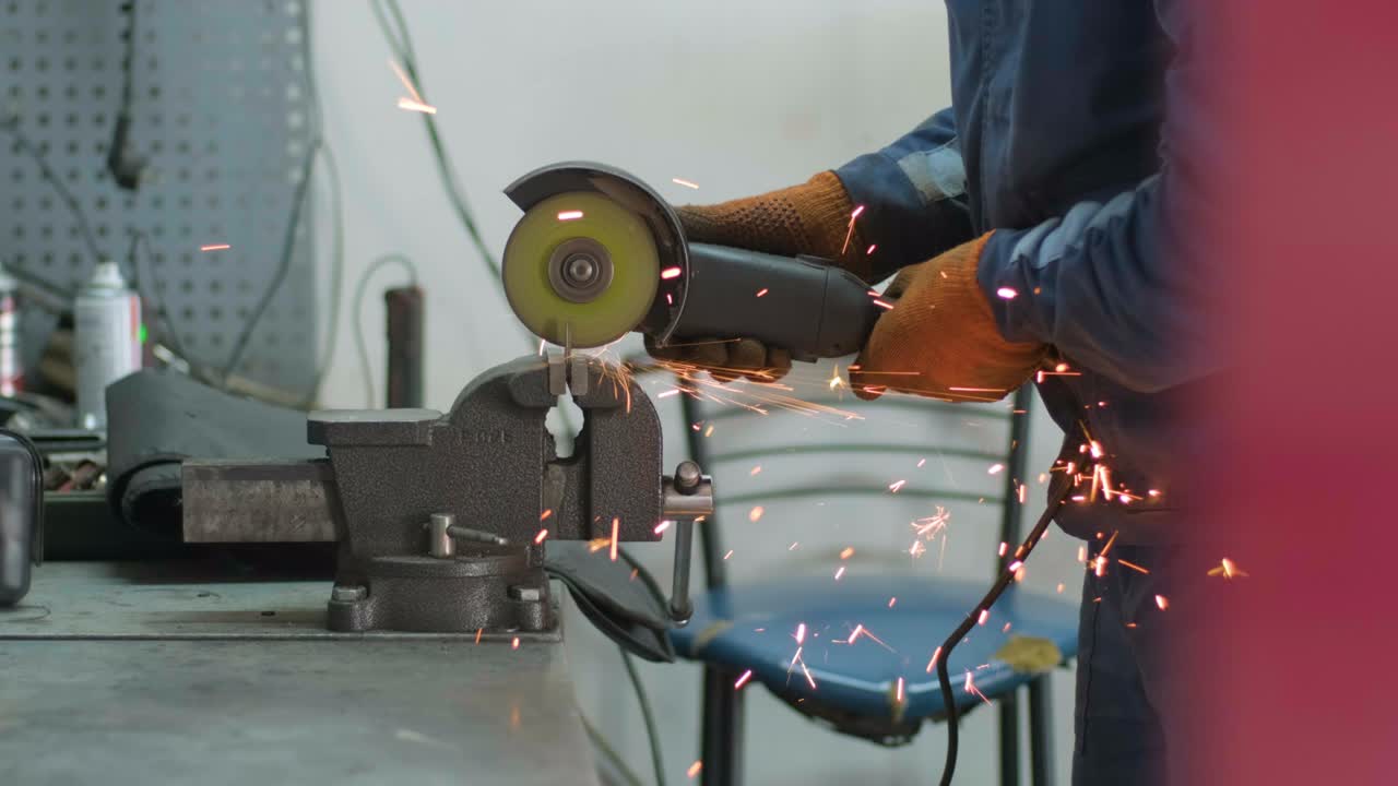 servicio de reparación de automóviles por colisión. mecánico de molienda de carrocería por molienda