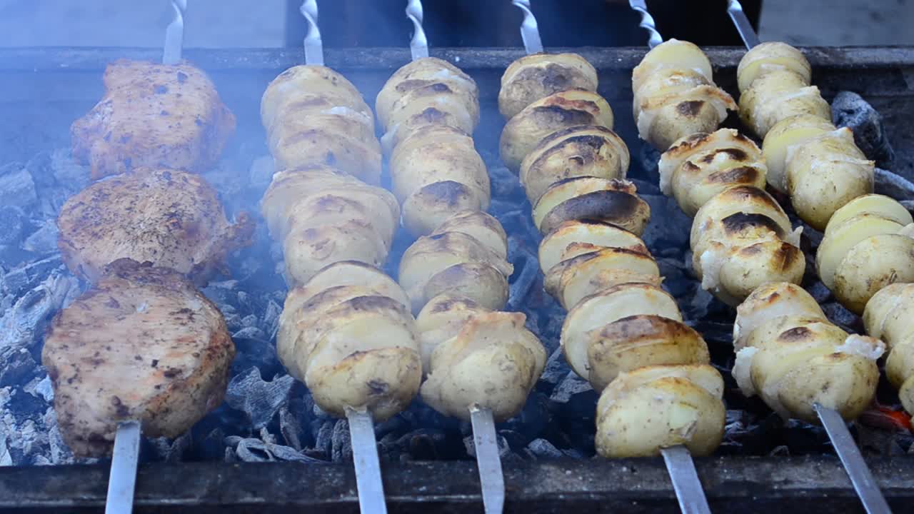 Tecniche di preparazione della carne sul fuoco. Spiedini. Lavoro del cuoco.