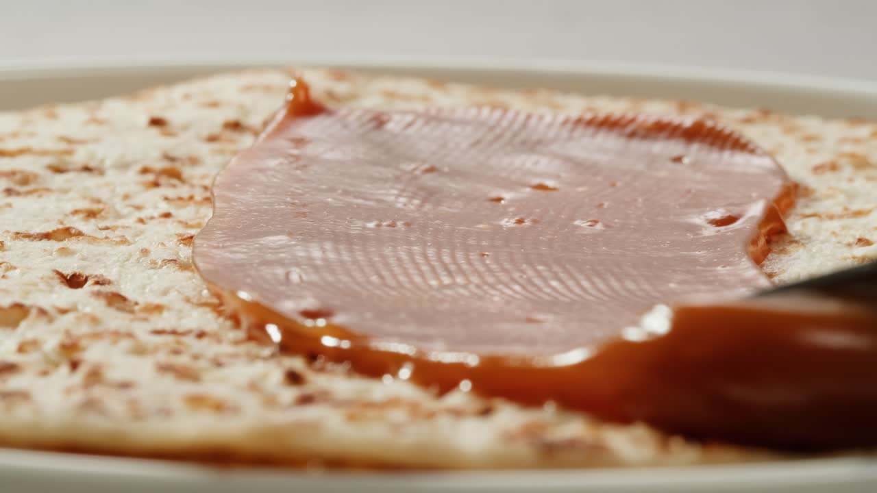 이 맛있는 크래커는 크리미하고 풍부한 카라멜 같은 스프레이로 여 있으며, 간식으로 완벽합니다.