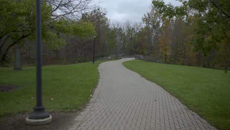 acera de ladrillo en wolcott metropark en michigan en