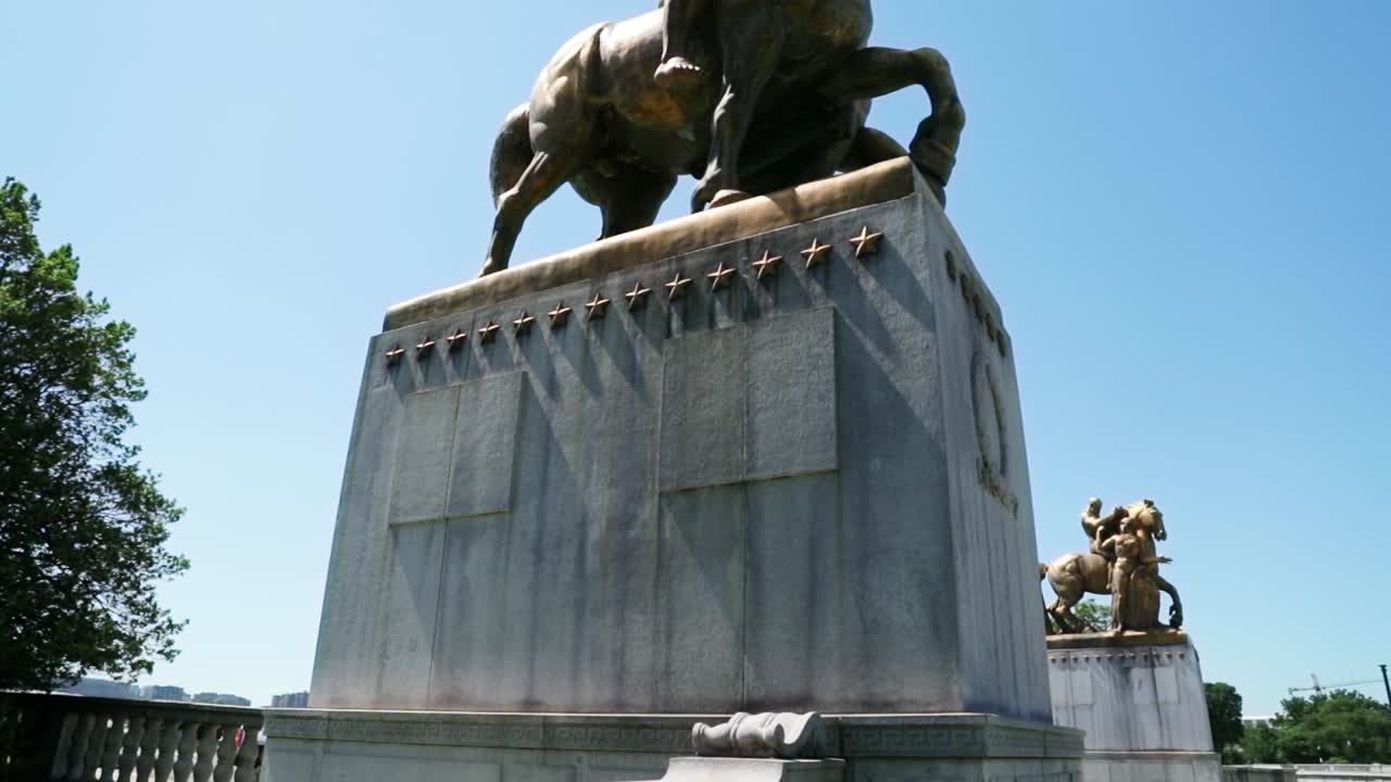 Civil war statue at of a soldier riding a horse at the entrance to the Lincoln Memorial site in Washington, DC, USA.