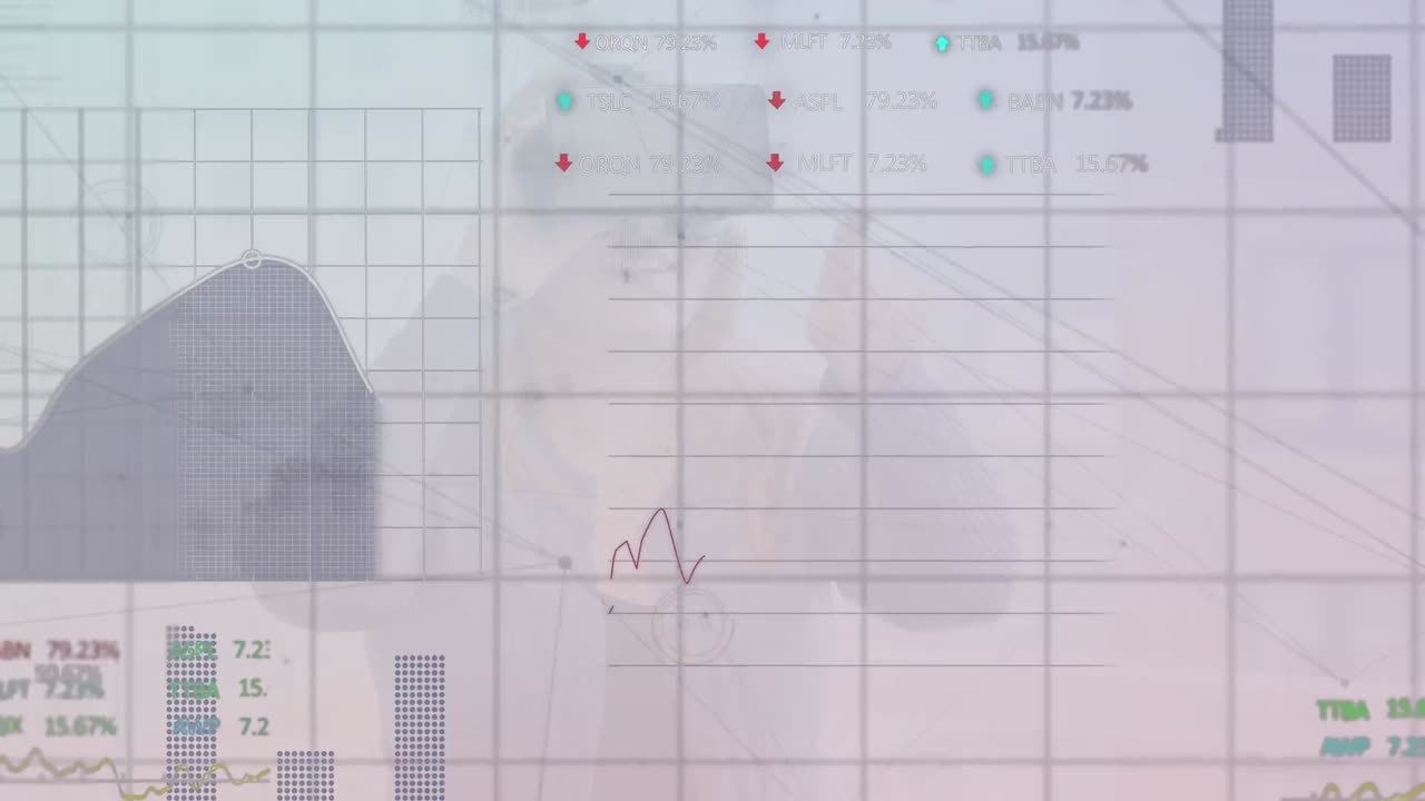 animación del procesamiento de datos con una red de conexiones y una mujer caucásica en fondo blanco