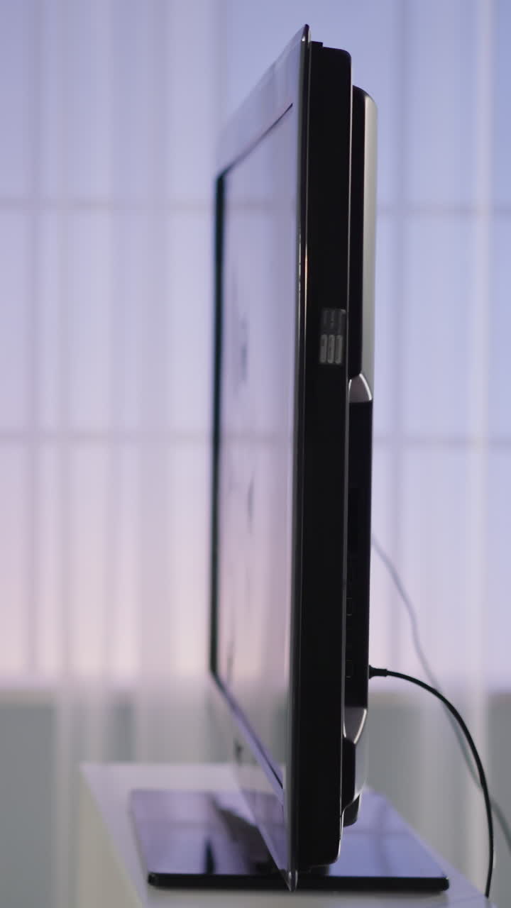 botella de cerveza vacía arrojada a la pantalla del televisor por un fanático deportivo decepcionado cerca de la ventana closeup cámara lenta. reacción expresiva en el fracaso del club de fútbol