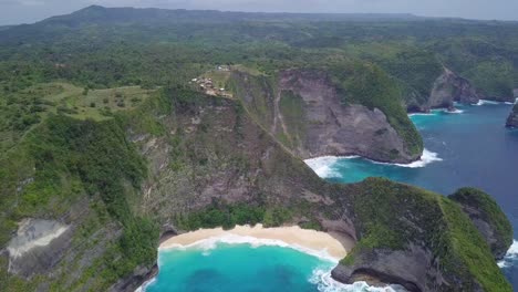 Tiro-Aéreo-Volando-Hacia-La-Costa-De-La-Playa-De-Kelingking-En-Nusa-Penida-Indonesia