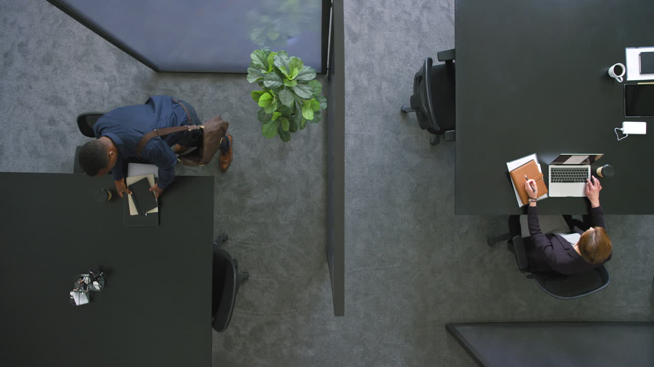 vista aérea de un espacio de coworking moderno