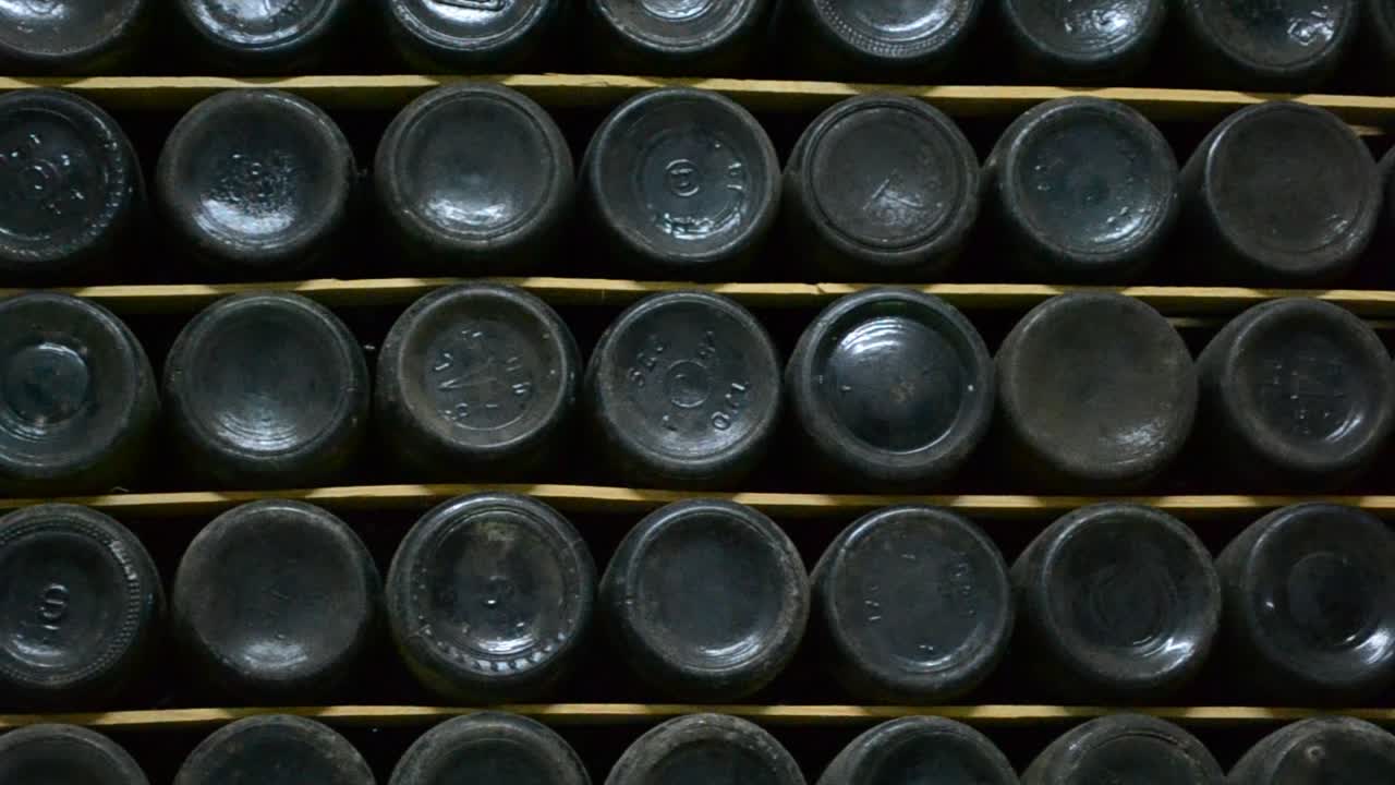 Lunga cantina con vino unico