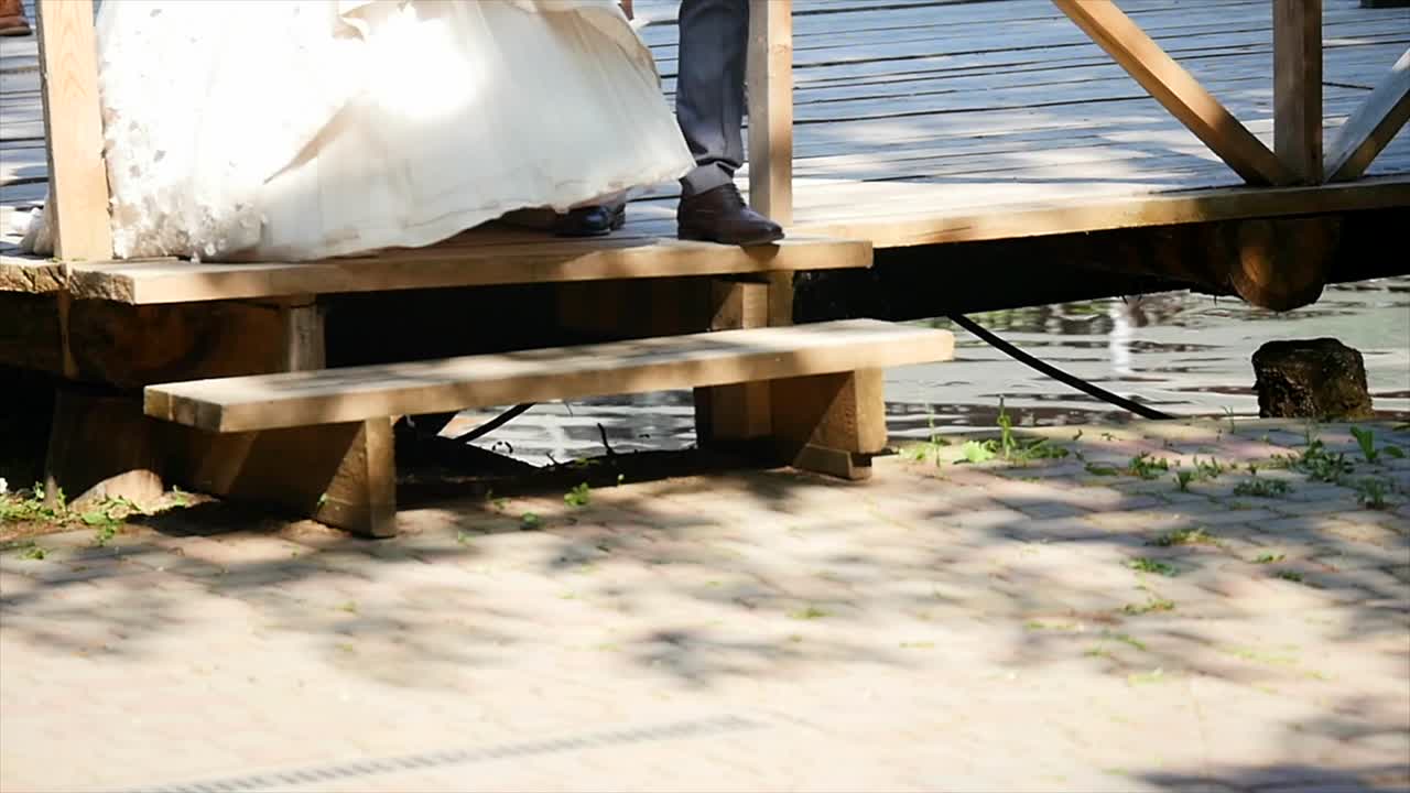 신랑과 신부가 강 근처에서 고 있다. 느린 동작