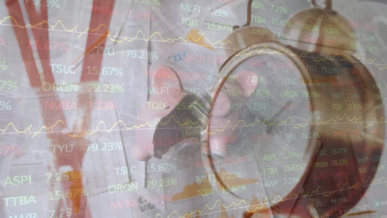 증권 시장 데이터의 애니메이션은 서류와 알람 시계에 떨어지는 돼지집을 이동