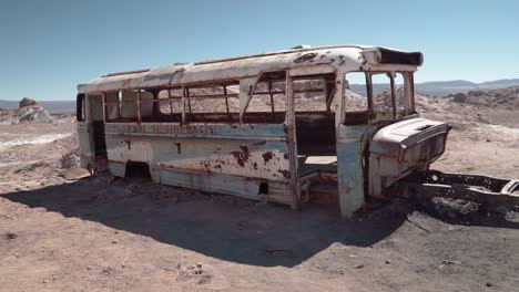 autobús abandonado en el desierto de atacama, sudamérica, chile