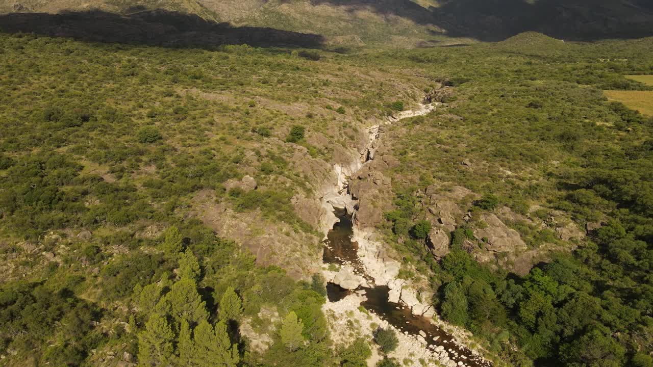 sobrevuelo aéreo río rocoso y sombras de nubes en el hermoso paisaje idílico de argentina - vuelo de drones 4k